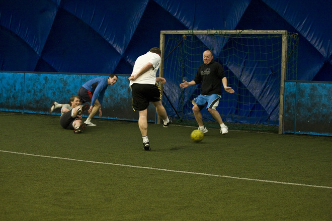 Sports Extravaganza: Unleashing the inner athlete in your group

Popular sports-themed stag-do activities: Playing football.