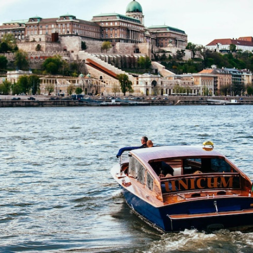 Budapest-Speedboat - Luxury-4