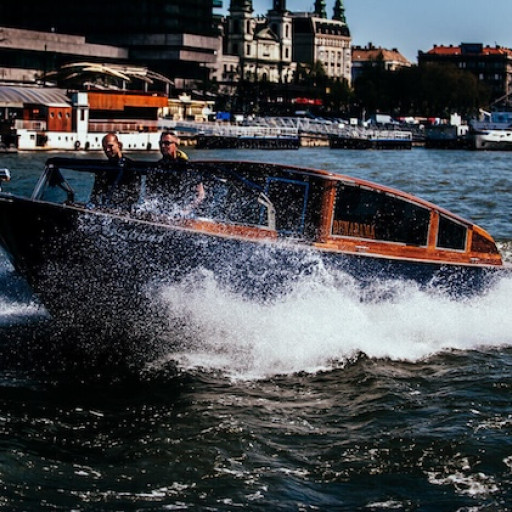 Budapest-Speedboat - Luxury-7