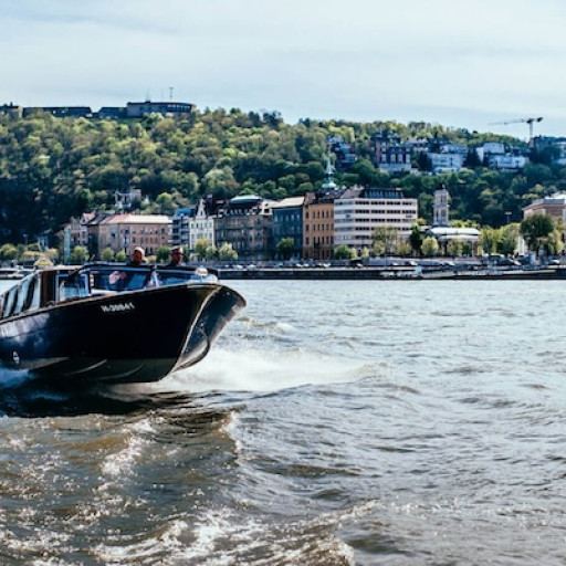 Budapest-Speedboat - Luxury-8