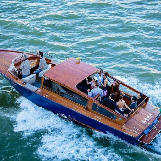 Budapest-Speedboat - Luxury-10