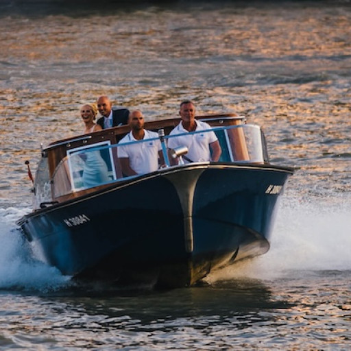 Budapest-Speedboat - Luxury-12